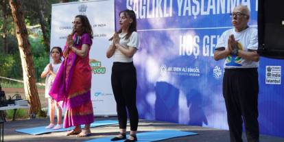Tuzla’da Dünya Yoga Günü’ne yoğun ilgi: Her yaştan onlarca kişi mat üzerinde buluştu