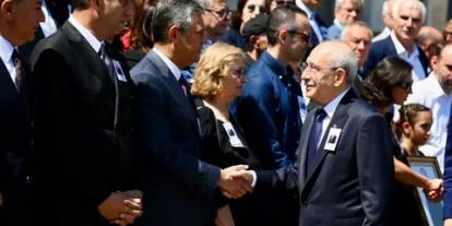 Mutlak butlan sonrasında Kemal Kılıçdaroğlu ve Özgür Özel, ilk kez göz göze gelip tokalaştı