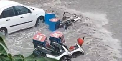 Ankara'da hava felaketi: Yollar çöktü, araçlar çukura düştü!