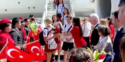 Şampiyon Filenin Sultanlarına İstanbul Havalimanı'nda büyük ilgi: Çiçeklerle karşılandılar