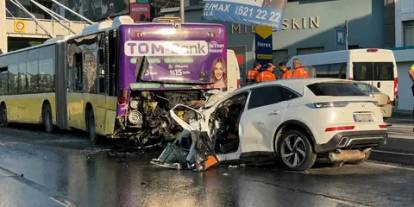 İETT otobüsüne çarpan otomobilde can pazarı: Sıkışan 3 kişi hayatını kaybetti!