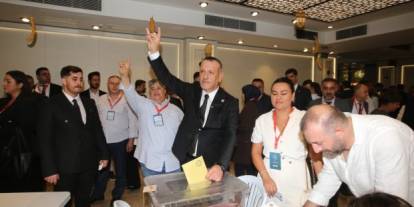 Muharrem Kır güven tazeleyerek yeniden ilçe başkanı oldu