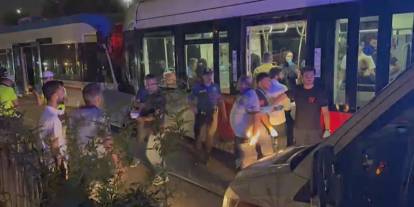 İstanbul'da hareketli dakikalar: iki tramvay kafa kafaya çarpıştı, Çok sayıda yaralı var!