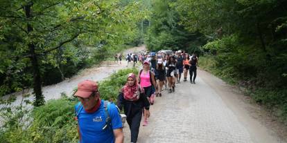 Tuzla Belediyesi’nden Serince’detrekking etkinliği: Vatandaşlar hem yürüdü hem serinledi
