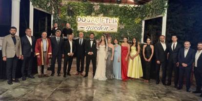 İş adamı Mustafa Şahinyılmaz'ın oğlu Ozan görkemli bir düğün merasimiyle dünya evine girdi...