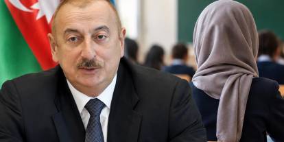 Azerbaycan'da dikkat çeken yasak! Yeni düzenleme ile okullarda başörtüsü kaldırıldı