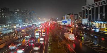 Aşırı yağış İstanbul'u felç etti: İstanbul'da trafik yüzde 90 kilitlendi!