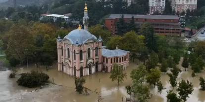 İstanbul'daki tarihi cami de selden nasibini aldı!