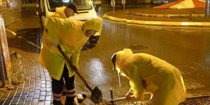 Ekipler Gece Boyunca Çalıştı: Sağanak yağışa karşı nöbet sürüyor...