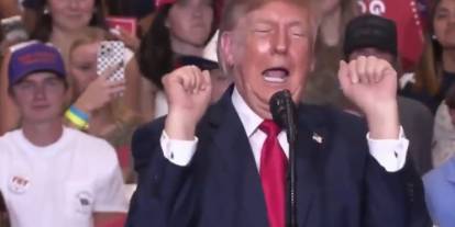 Trump ilginç hareketlerine yenisini ekledi: Miting konuşmasında trans halterci taklidi yaptı!
