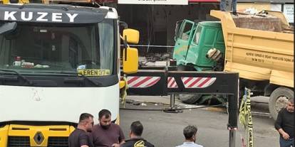 Freni Boşalan Hafriyat Kamyonu Eczaneye Daldı!