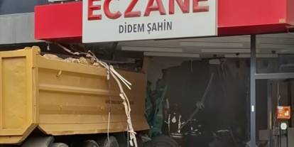 Freni Boşalan Hafriyat Kamyonu Eczaneye Daldı!