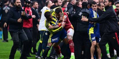 Galatasaray-Fenerbahçe derbisindeki olay görüntülere dünya basınından ağır eleştiri: "Utanç verici sahne, Vahşi Batı sahneleri"