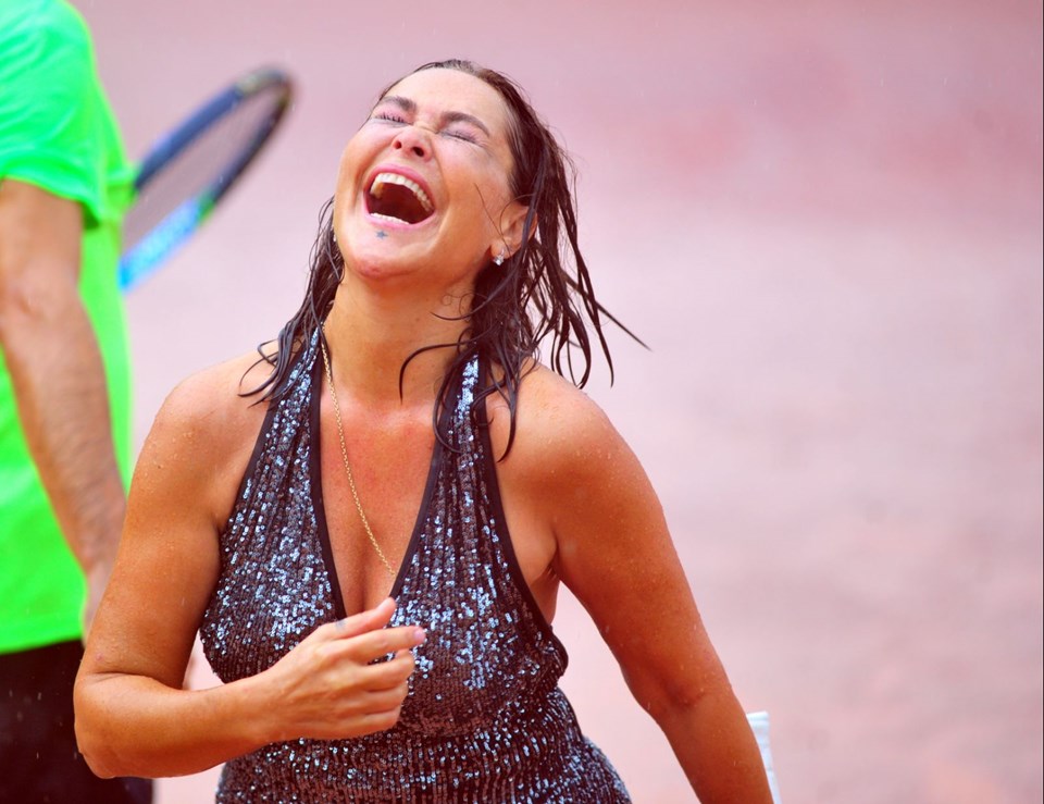 54 yaşındaki Hülya Avşar'dan yağmur altında teniz şovu!