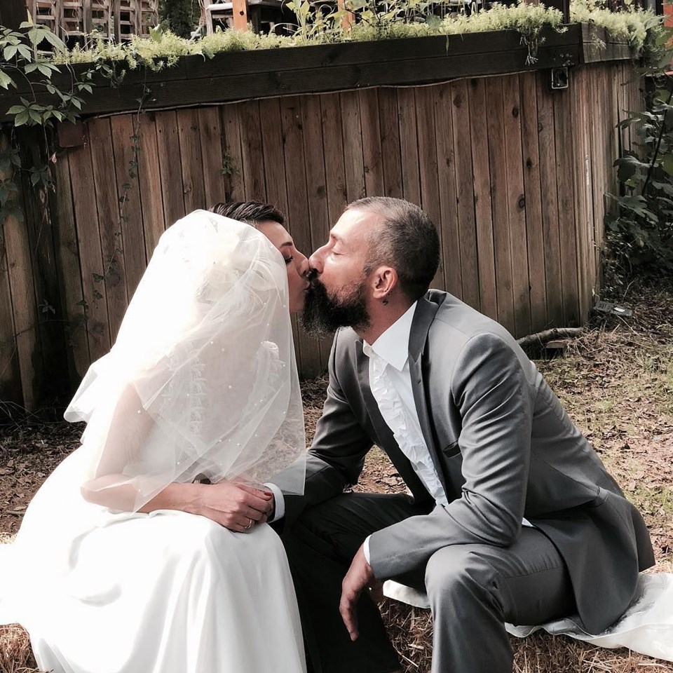 Işık Selin Kuyumcu, 01 Ocak 1979'da dünyaya geldi. 2006-2007 yıllarında Ekol Drama'da kamera önü oyunculuğu, diksiyon-dublaj ve doğaçlama eğitimleri aldı. 2008 yılında Çağrı Özgür Hün'den şan dersleri aldı. 2008-2009 yıllarında Akademi Kenter'de Yıldız Kenter, Mehmet Birkiye, Selen Birkiye, Sündüz Haşar, Engin Hepileri, Yeşim Koçak ve Yıldıray Şahinler'den dramaturji, tiyatro tarihi, sahne ve diksiyon dersleri aldı.