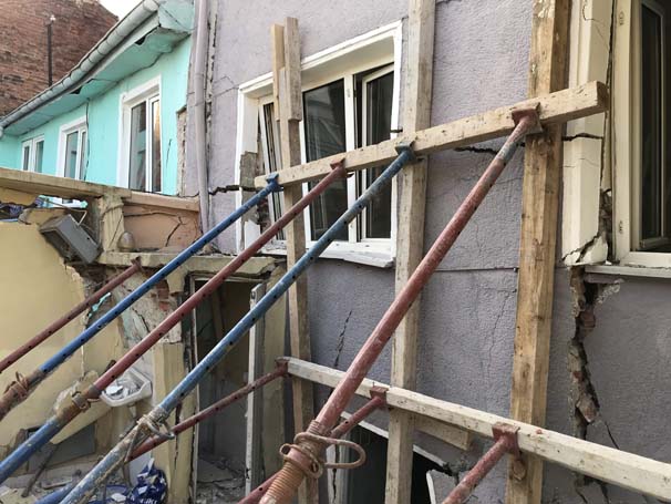 Bursa'daki Heyelan Asfaltı İkiye Böldü