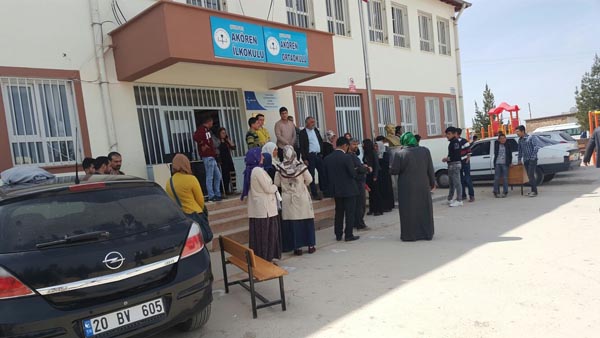 Okul Etkinliğinde Silahlar Konuştu