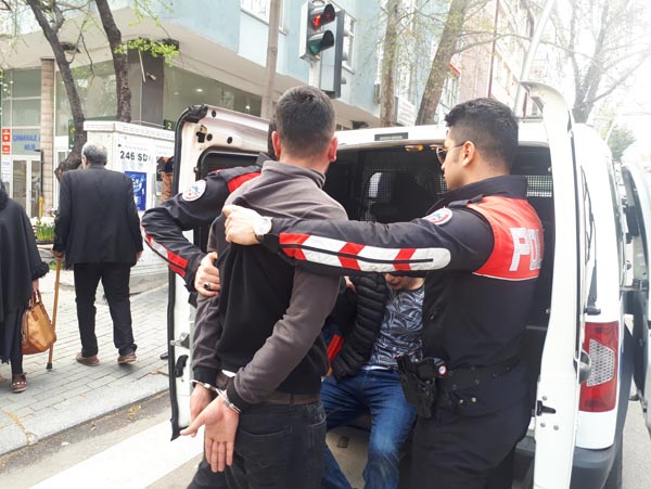 Akollü Şahıslar Polise Bıçak Çekip Üstüne Yürüdüler