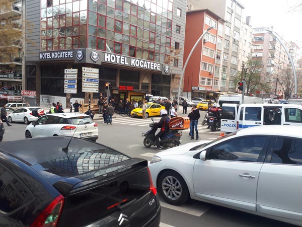 Akollü Şahıslar Polise Bıçak Çekip Üstüne Yürüdüler