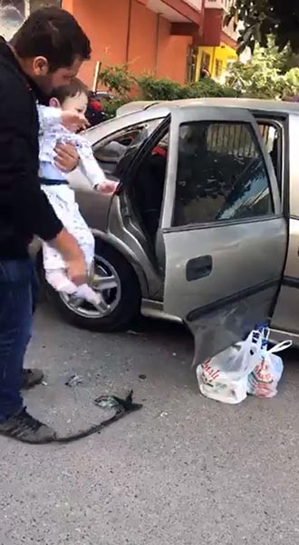 2 Yaşındaki Çocuk Kendini Otomobile Kitleyip Çalıştırmak İstedi