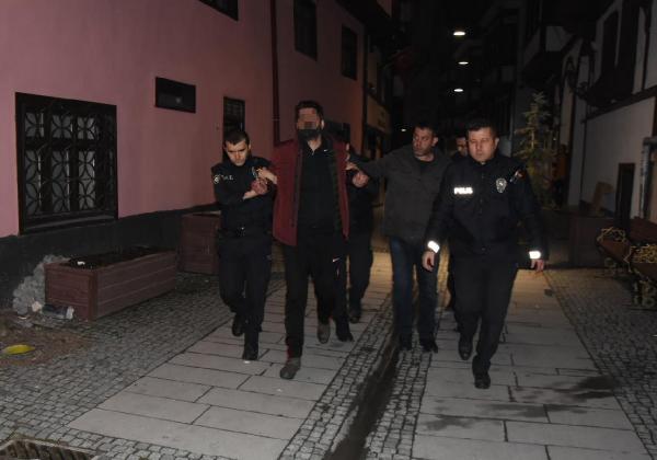 Sokak ortasında gürültü yapıyorlar diyerek av tüfeğiyle 3 kişiyi yaraladı!