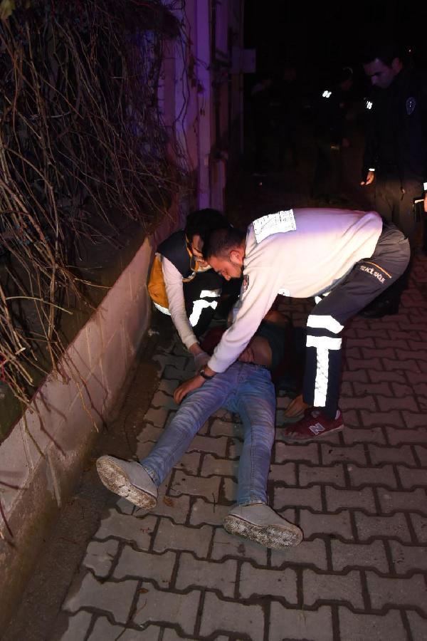 Sokak ortasında gürültü yapıyorlar diyerek av tüfeğiyle 3 kişiyi yaraladı!