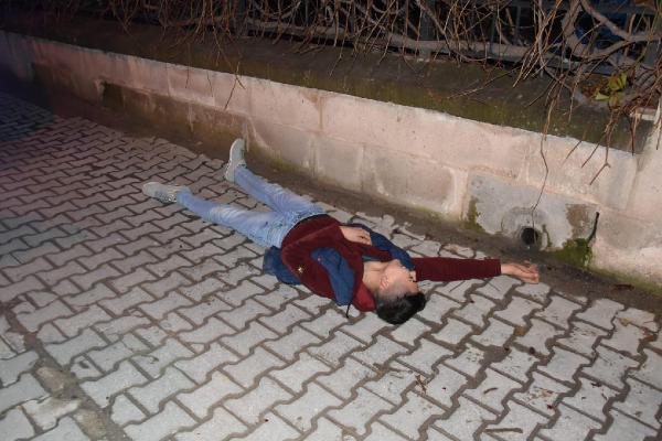 Sokak ortasında gürültü yapıyorlar diyerek av tüfeğiyle 3 kişiyi yaraladı!