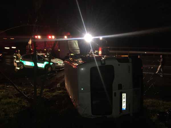 TEM'de kaçak göçmenleri taşıyan minibüs devrildi