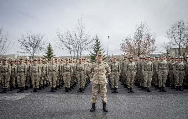 Eli Hamurdan Çok Silah Tutan Kadınlar Özveriyle Çalışıyor 