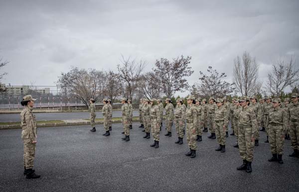 Eli Hamurdan Çok Silah Tutan Kadınlar Özveriyle Çalışıyor 