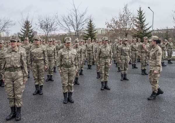 Eli Hamurdan Çok Silah Tutan Kadınlar Özveriyle Çalışıyor 