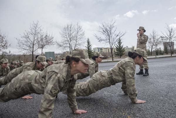 Eli Hamurdan Çok Silah Tutan Kadınlar Özveriyle Çalışıyor 
