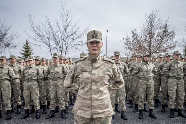 Eli Hamurdan Çok Silah Tutan Kadınlar Özveriyle Çalışıyor 