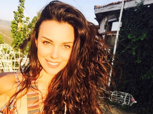 Tuvana Türkay kimdir? Estetiksiz hali| Tuvana Türkay'ın annesiyle öpüşme görüntüleri