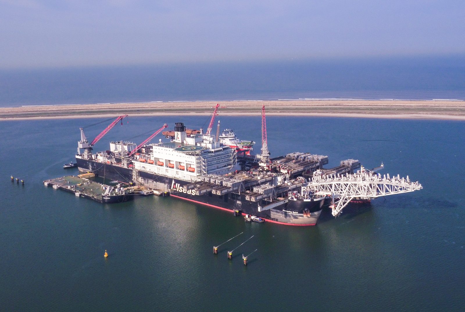 Dünyanın en büyük gemisi İstanbul Boğazı'ndan geçti!