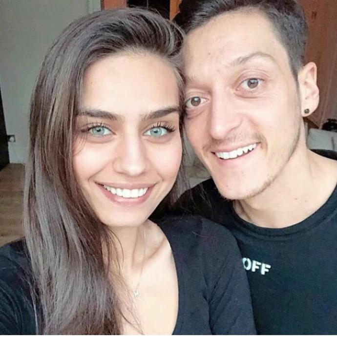 Mesut Özil sevgilisi Amine Gülşe için kariyerinden vazgeçiyor