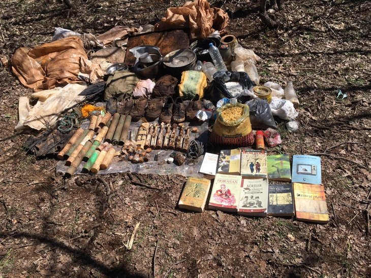 PKK'ya yönelik düzenlenen operasyonda el yapımı patlayıcılar ele geçirildi.