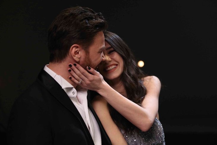 Burcu Kıratlı ile Sinan Akçıl boşanıyor