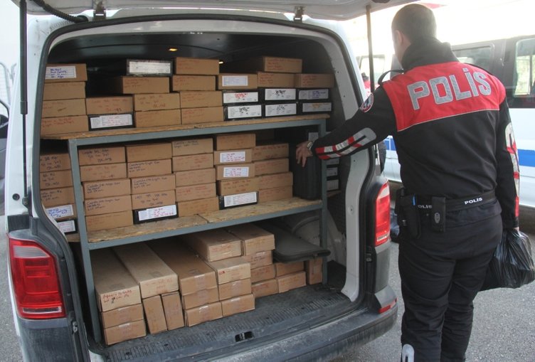 Adana şok operasyon! Ticari araçtan cephanelik çıktı