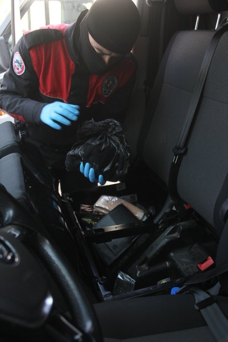 Adana şok operasyon! Ticari araçtan cephanelik çıktı