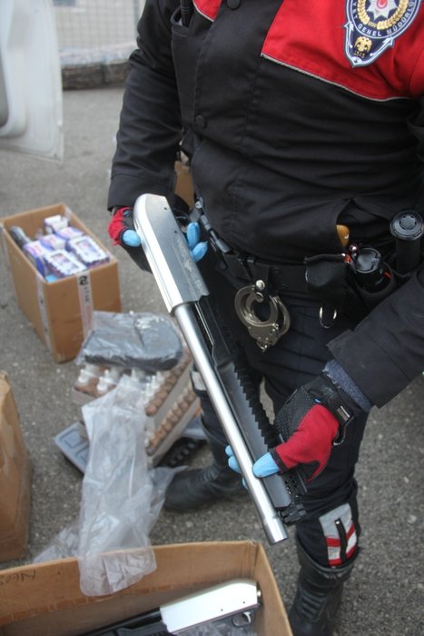 Adana şok operasyon! Ticari araçtan cephanelik çıktı