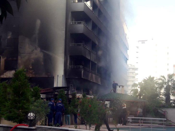0x0-antalyada-korkutan-yangin-unlu-otel-alev-alev-yandi-1540966798561-001.jpg