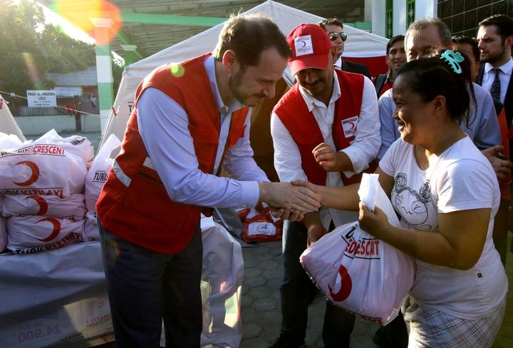 Bakan Albayrak Endonezya'da yardım dağıttı