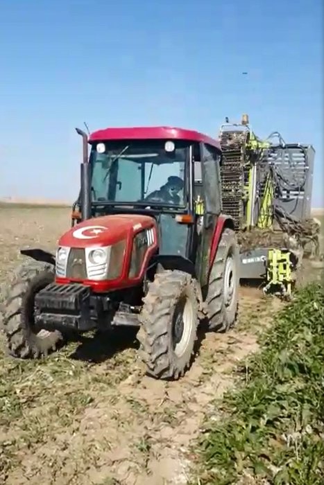 Baş derisi tamamen koptu! Kanlar içinde traktörü kullandı!