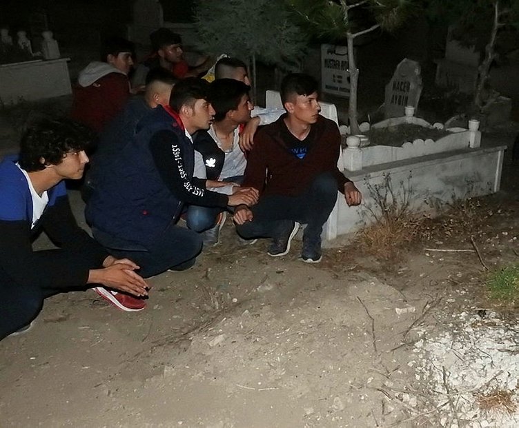 Mezarlık görevlisi Çorum'da mezarlıkta ağlayan gizemli kızla konuştuğunu iddia etti