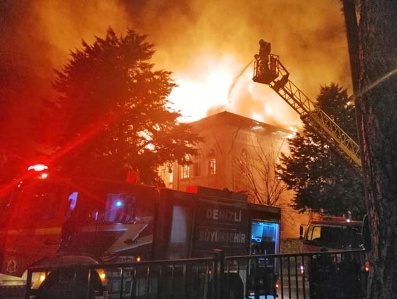 Denizli'de tarihi okuldaki yangın