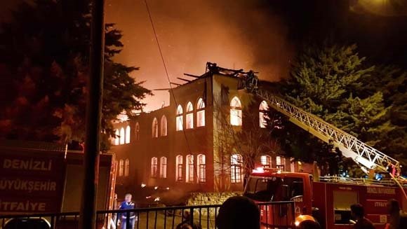Denizli'de tarihi okuldaki yangın