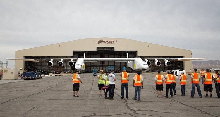 Dünyanın en büyük uçağı havalanıyor