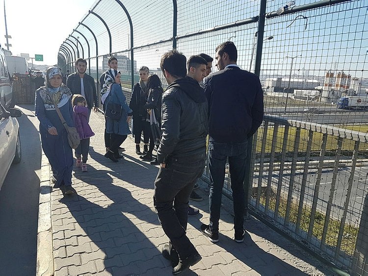 Esenyurt'ta araç kaldırımda yürüyenlerin arasına daldı