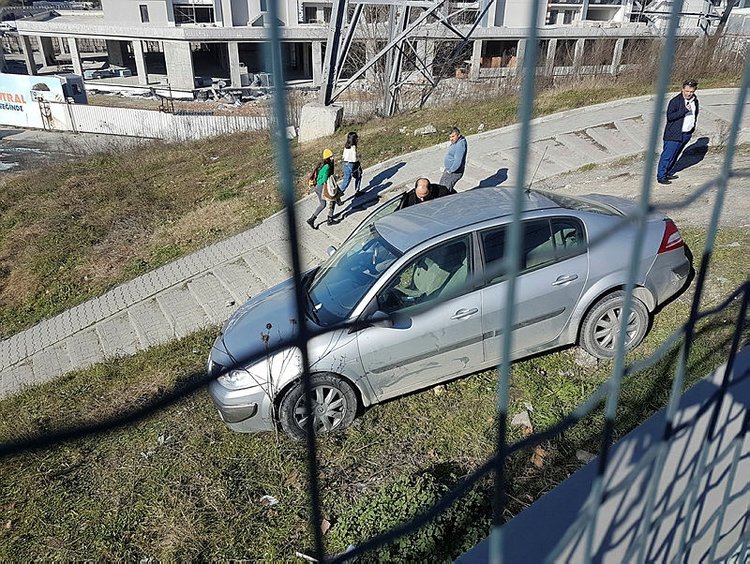 Esenyurt'ta araç kaldırımda yürüyenlerin arasına daldı